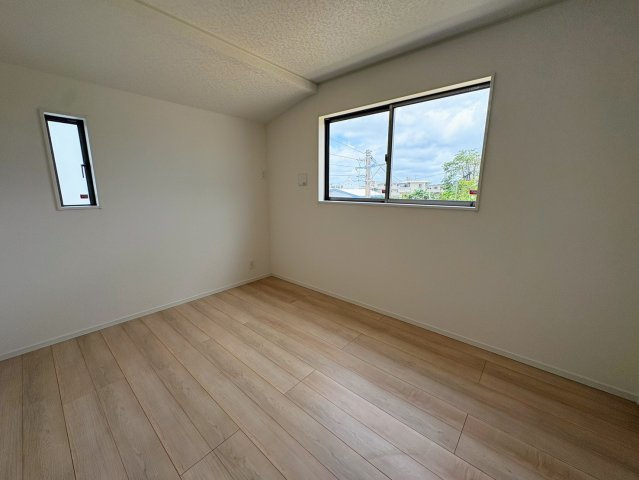 クレイドルガーデン宜野湾市上原 第１・６号棟の洋室|二面採光の２階洋室５帖