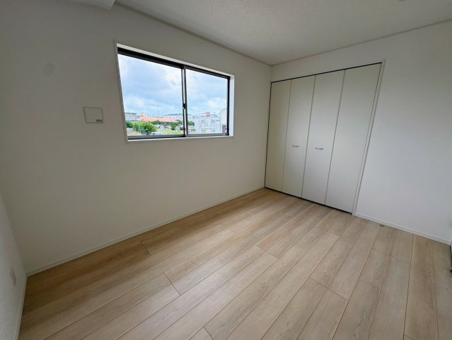 クレイドルガーデン宜野湾市上原 第１・６号棟の洋室|二面採光の２階洋室５帖・クローゼット収納付き