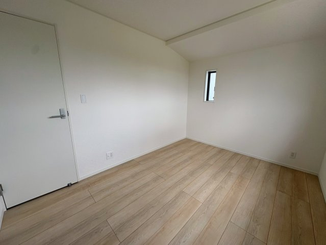 クレイドルガーデン宜野湾市上原 第１・６号棟の洋室|二面採光の２階洋室５帖
