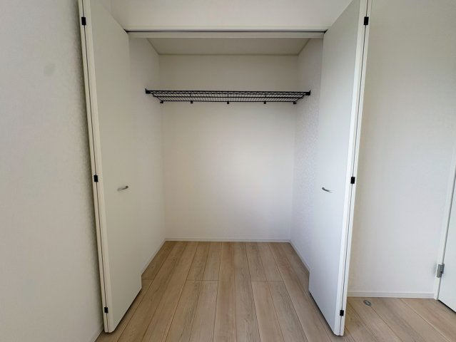 クレイドルガーデン宜野湾市上原 第１・６号棟の収納|２階洋室５帖には、便利なクローゼット収納を設置