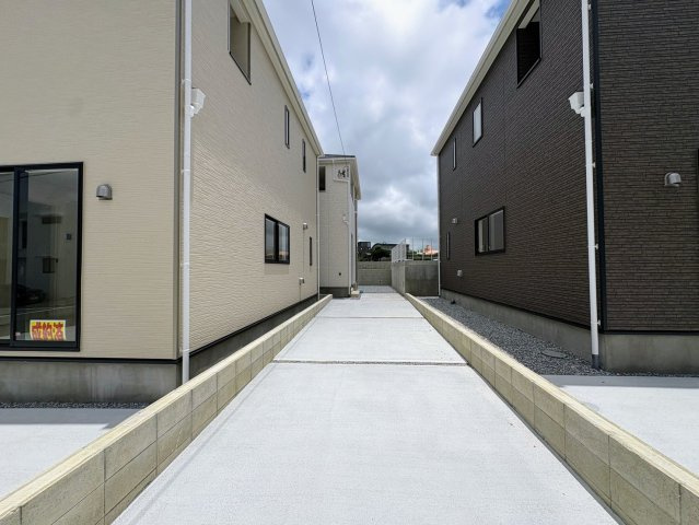 クレイドルガーデン宜野湾市上原 第１・６号棟のバルコニー|縦列２台駐車可能スペース付き！お気軽にお問い合わせください♪