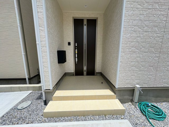 クレイドルガーデン宜野湾市上原 第１・６号棟の玄関|屋根付きで置き配スペースも確保できる玄関ポーチ／人感センサー付き玄関灯・TVモニター付きインターフォン・防犯カメラ◎