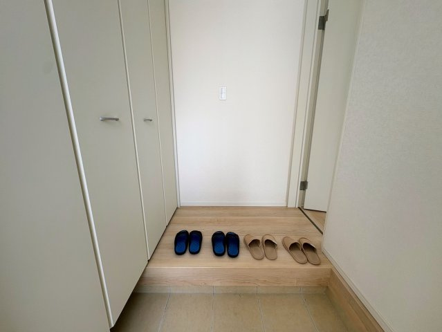 クレイドルガーデン宜野湾市上原 第１・６号棟の玄関|玄関には整理整頓しやすいシューズクロークを設置◎