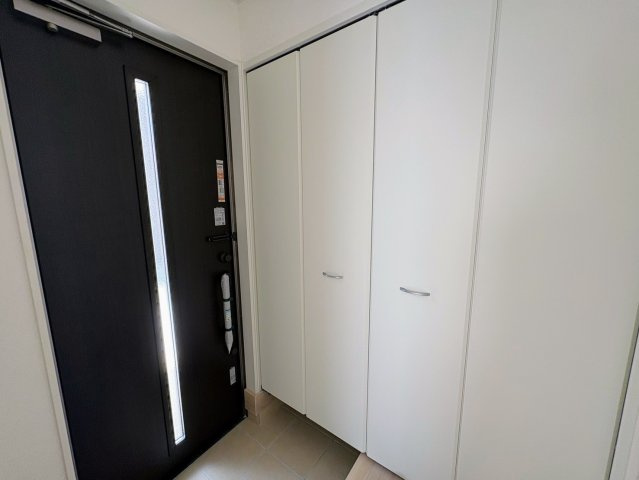クレイドルガーデン宜野湾市上原 第１・６号棟の玄関|可動式棚で靴の量や高さに合わせて自由に調整可能◎使い勝手も良く、見た目もスッキリ◎