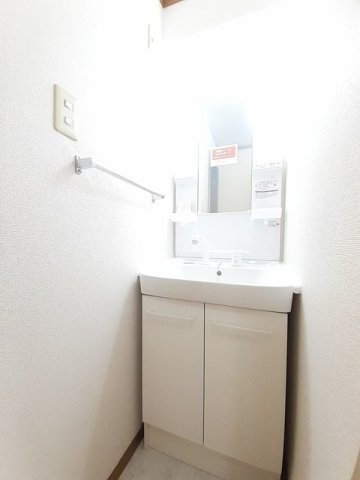 メゾン　アヴェニール　Ｂの洗面所|明るい洗面所です