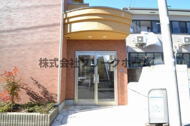 三鷹市井口１丁目のアパートのエントランス