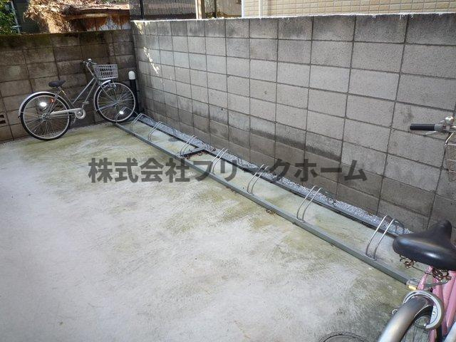 三鷹市井口１丁目のアパートの駐車場