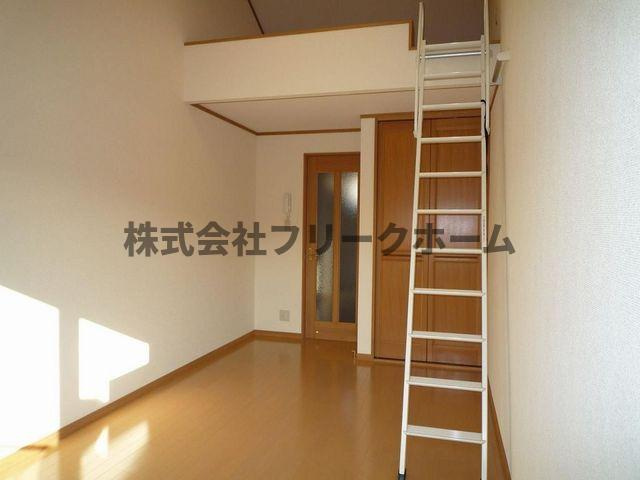 三鷹市井口１丁目のアパートの居間・リビング