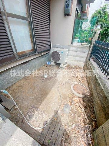 吉田2丁目中古戸建の庭|玄関横には小さい庭があり、駐輪場としてもお使いいただけますし、お好きな植物を育てることも可能です！