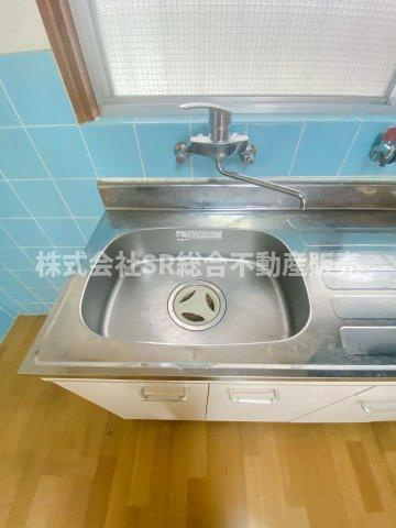 吉田2丁目中古戸建のキッチン|シンク、洗い場十分なスペースがあります。