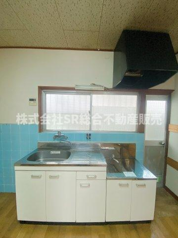 吉田2丁目中古戸建のキッチン|窓、勝手口、換気扇もあり換気がすぐでき、お料理しやすいキッチンです♪