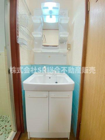 吉田2丁目中古戸建の独立洗面台|独立洗面台、小物を置くことができて便利です！