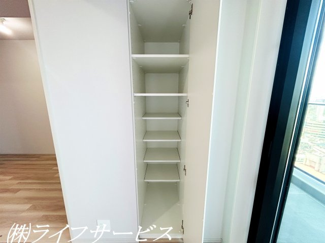 【収納】 | ジオタワー大阪十三 | リビング収納棚あり