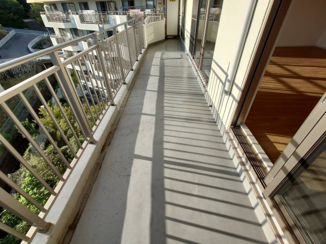 夙川台サンハイツD棟のバルコニー