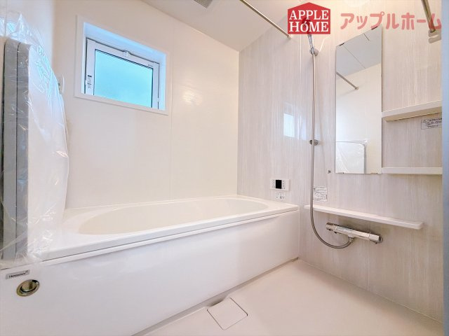 [新築住宅] 熊谷市円光2丁目 全1棟の浴室|窓付きのバスルームは、採光もあり明るく気持ちの良い空間です。窓があることで、換気環境も良好。掃除もスムーズに出来ます♪