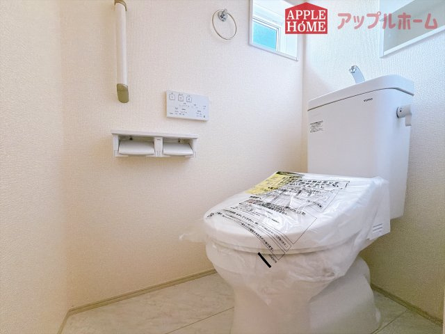 [新築住宅] 熊谷市円光2丁目 全1棟のトイレ|白を基調とした清潔感のある明るい空間。温水洗浄便座付きで、毎日快適・清潔に使用できます。操作しやすい壁面リモコンを採用しています。