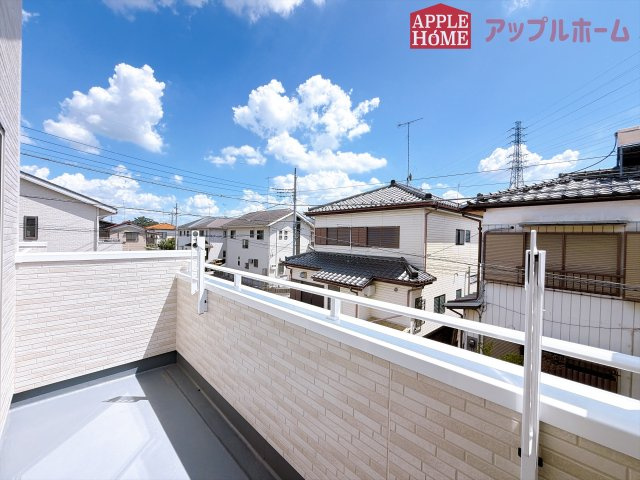 [新築住宅] 熊谷市円光2丁目 全1棟のバルコニー|家族分の洗濯物もしっかり干せます。日当たりも良く、毎日のお洗濯が楽しくなりそう♪お布団は手軽に干せていつもポカポカに☆