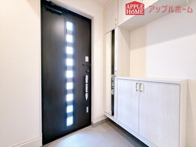 [新築住宅] 熊谷市円光2丁目 全1棟の玄関|上下棚にたっぷり靴を収納できます。「ただいま」と玄関を開けた瞬間から、奥に広がる空間を明るい室内を感じられますね♪
