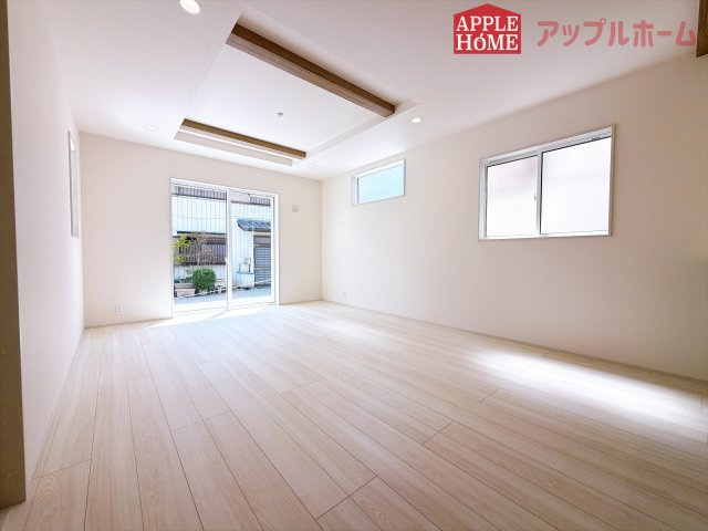[新築住宅] 熊谷市円光2丁目 全1棟の居間・リビング|窓から差し込む光で家族を温かく包み込みます。明るいリビングで子育てする喜びを☆いつでも見学可能です！