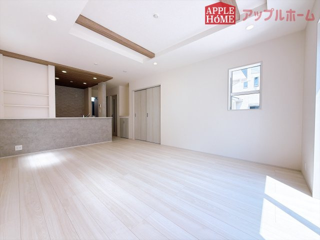 [新築住宅] 熊谷市円光2丁目 全1棟の居間・リビング|広々リビング×対面キッチンで家族の会話も弾みます♪家族団らんの秘訣は間取りにあり☆夢のマイホームを一緒に叶えましょう！