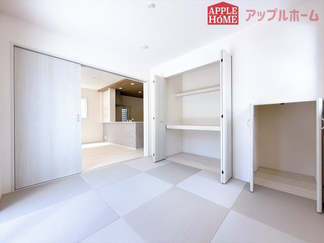 [新築住宅] 熊谷市円光2丁目 全1棟の和室|クローゼット付きの和室は、収納スペースが豊富で部屋全体がすっきりと片付きやすいのが特徴です。荷物を整理しやすく、生活感を抑えた洗練された空間を保てます。