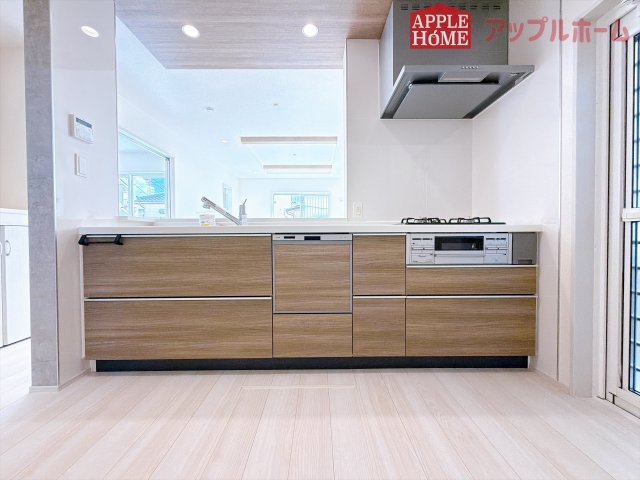 [新築住宅] 熊谷市円光2丁目 全1棟のキッチン|キッチンから部屋中が見守れるので、小さなお子様がいるご家庭でも安心です。シンプル×ナチュラルな温かい空間は、どんなスタイルの家具も合わせやすいお部屋です。