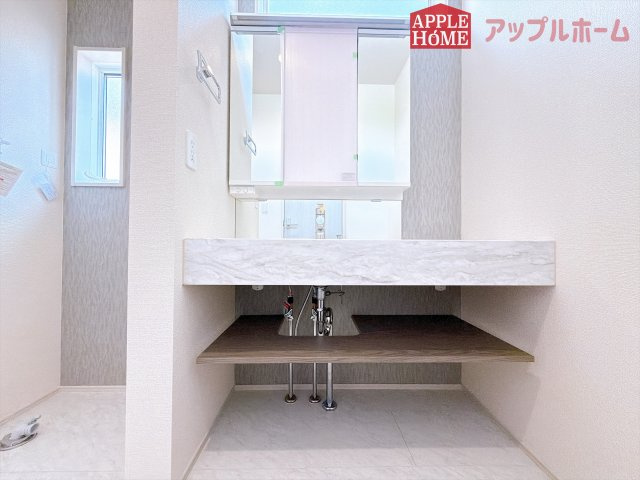 [新築住宅] 熊谷市円光2丁目 全1棟の独立洗面台|鏡の裏に歯ブラシや化粧水、整髪料など小物を隠して収納でき、生活感を出さずに綺麗な空間に保てます。また、左右の鏡を動かすことで横や後ろ向きの姿をチェックできるのも嬉しいポイントです♪