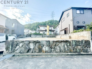 山に囲まれ、四季を感じながら静かに暮らせる住環境。