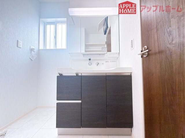[新築住宅] 坂戸市片柳 4期 全2区画の独立洗面台|三面鏡付きの洗面化粧台ですので、たっぷりと収納いただけます。白を基調とした清潔感のある快適空間です。毎日の身支度も気持ち良くお使い頂けます！！