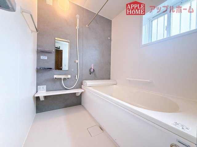 [新築住宅] 坂戸市片柳 4期 全2区画の浴室|窓付きのバスルームは、採光もあり明るく気持ちの良い空間です。窓があることで、換気環境も良好。掃除もスムーズに出来ます♪