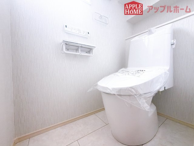 [新築住宅] 坂戸市片柳 4期 全2区画のトイレ|白を基調とした清潔感のある明るい空間。温水洗浄便座付きで、毎日快適・清潔に使用できます。操作しやすい壁面リモコンを採用しています。