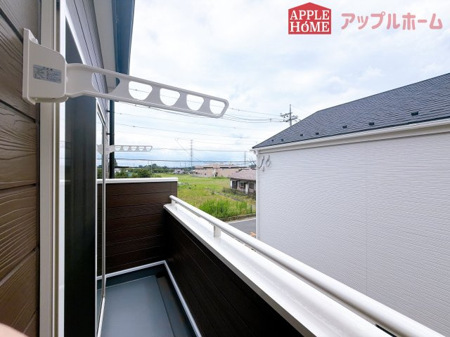 [新築住宅] 坂戸市片柳 4期 全2区画のバルコニー|家族分の洗濯物もしっかり干せます。日当たりも良く、毎日のお洗濯が楽しくなりそう♪お布団は手軽に干せていつもポカポカに☆