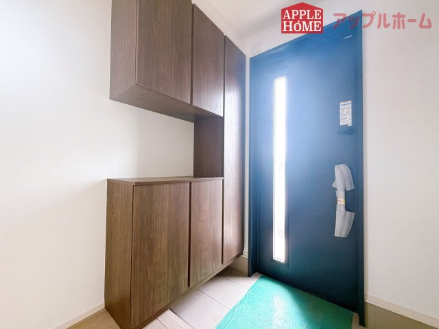 [新築住宅] 坂戸市片柳 4期 全2区画の玄関|上下棚にたっぷり靴を収納できます。「ただいま」と玄関を開けた瞬間から、奥に広がる空間を明るい室内を感じられますね♪