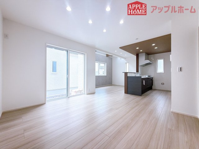 [新築住宅] 坂戸市片柳 4期 全2区画の居間・リビング|窓から差し込む光で家族を温かく包み込みます。明るいリビングで子育てする喜びを☆いつでも見学可能です！