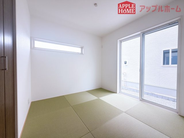 [新築住宅] 坂戸市片柳 4期 全2区画の和室|クローゼット付きの和室は、収納スペースが豊富で部屋全体がすっきりと片付きやすいのが特徴です。荷物を整理しやすく、生活感を抑えた洗練された空間を保てます。