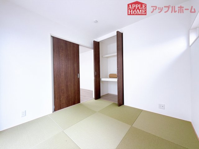 [新築住宅] 坂戸市片柳 4期 全2区画の和室|クローゼット付きの和室は、収納スペースが豊富で部屋全体がすっきりと片付きやすいのが特徴です。荷物を整理しやすく、生活感を抑えた洗練された空間を保てます。