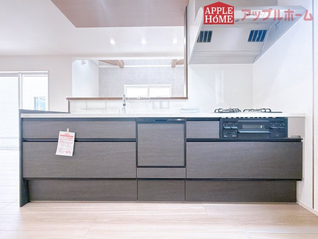 [新築住宅] 坂戸市片柳 4期 全2区画のキッチン|キッチンから部屋中が見守れるので、小さなお子様がいるご家庭でも安心です。シンプル×ナチュラルな温かい空間は、どんなスタイルの家具も合わせやすいお部屋です。