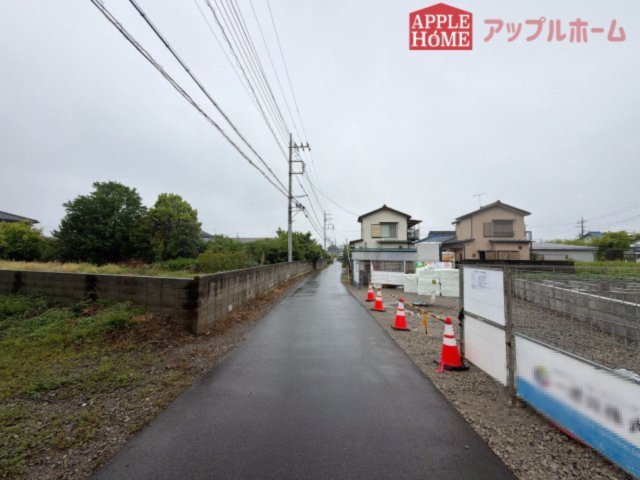 [新築住宅] 熊谷市拾六間 第6 全2棟の前面道路含む現地写真