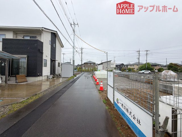 [新築住宅] 熊谷市拾六間 第6 全2棟の前面道路含む現地写真