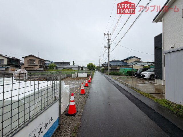 [新築住宅] 熊谷市拾六間 第6 全2棟の前面道路含む現地写真