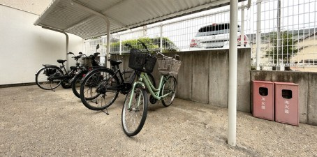横浜西パーク・ホームズ　の外観|南東向き中心の住戸配置で、前面は道路にバルコニー側はグラウンドに面して建っており、開放感がございます。またエントランスにはオートロックが設置され、防犯面にも配慮されております。