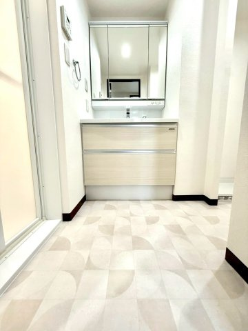 横浜西パーク・ホームズ　の独立洗面台|清潔感あふれる明るい空間設計で、毎日の生活を快適にサポートします。