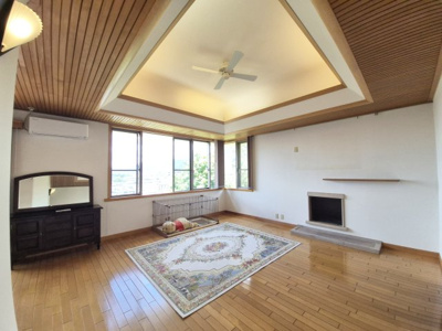 【居間・リビング】 | 桂坂　大枝北沓掛町五丁目　一戸建 | LDK約24.4帖、広々とした空間で住まいの憩いの場へ