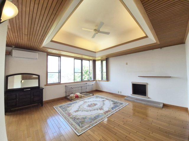 【居間・リビング】 | 桂坂　大枝北沓掛町五丁目　一戸建 | LDK約24.4帖、広々とした空間で住まいの憩いの場へ
