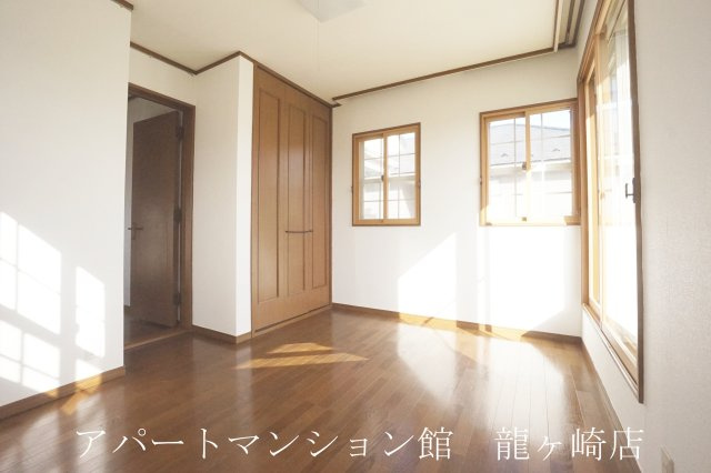 南中島町貸家の洋室
