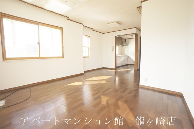 南中島町貸家の居間・リビング