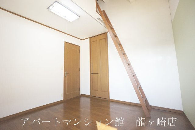 南中島町貸家の洋室