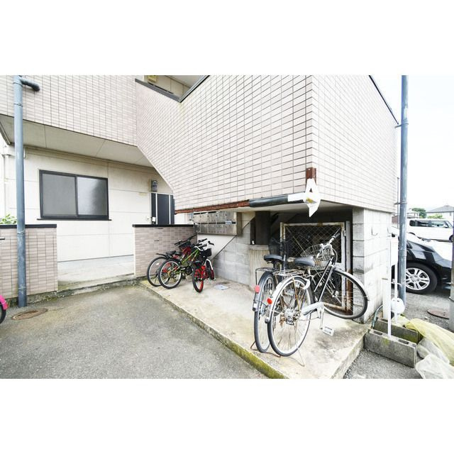 コーポアベニュー大城のエントランス|駐輪場に自転車も停められます♪