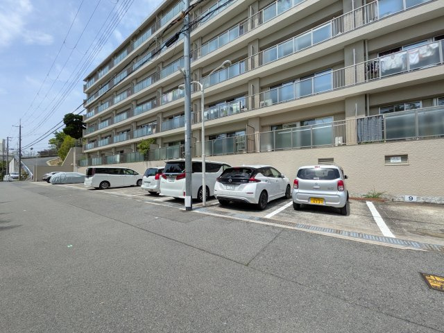 岡本パークマンションの駐車場