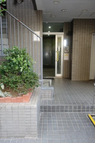 ホーメストハイツ本郷のエントランス